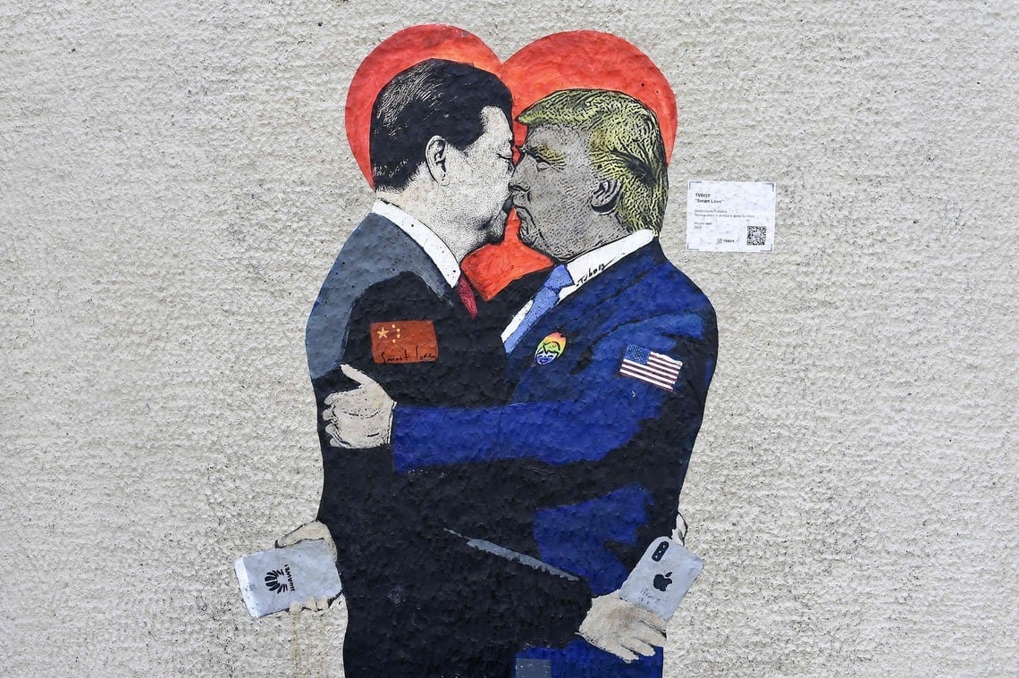 donald trump, xi jinping kissing mural