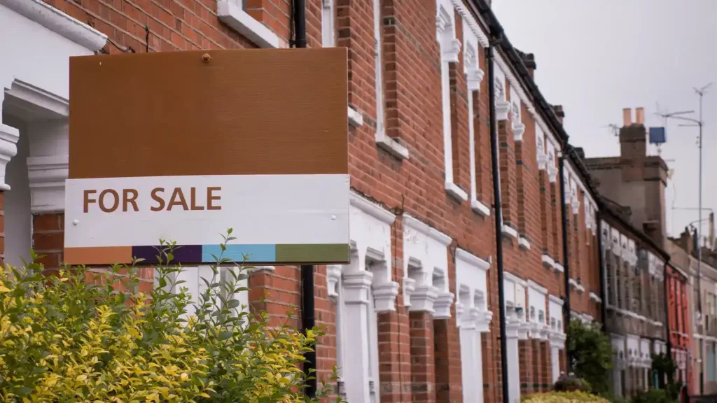 UK house market worsens due to high interest rates