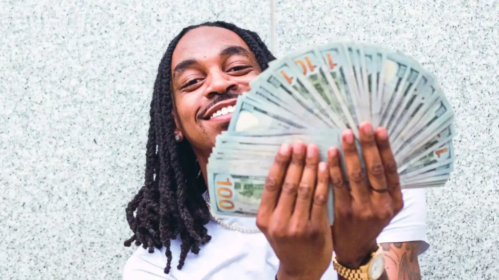 A man holding cash