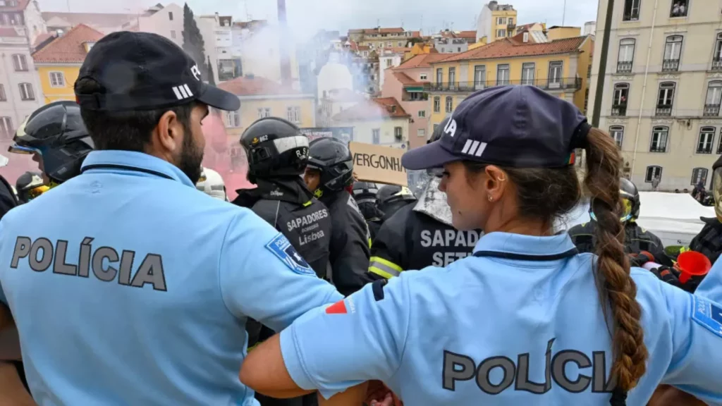 Portuguese policemen arrest people.