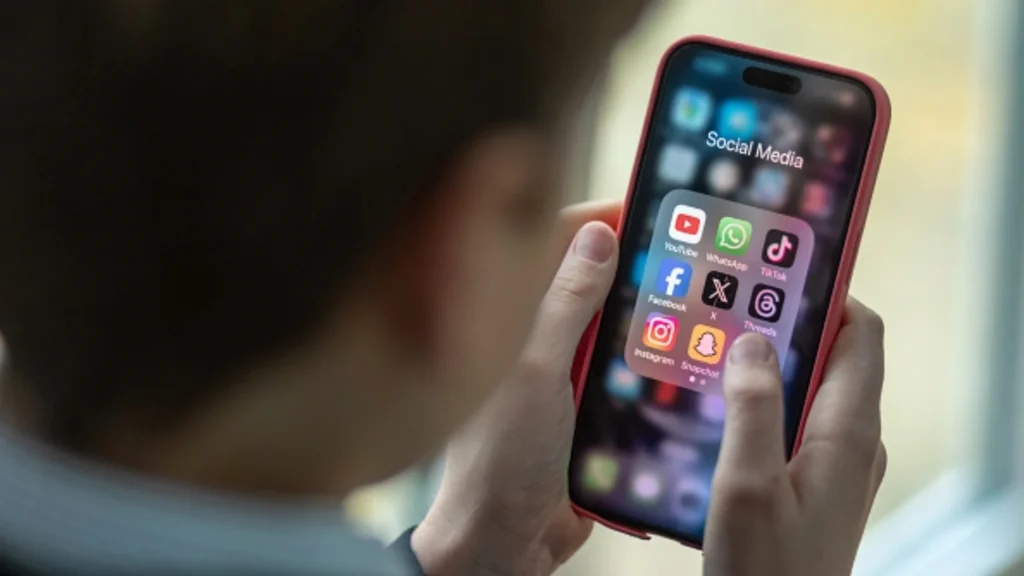 Australia advances a crypto regulatory framework as ASIC warns that AI tools and finfluencers are influencing Gen Z crypto investing.